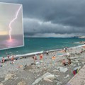 Veliko nevreme pogodilo Dalmaciju! Krš i lom na sve strane, grmljavina i poplave na jadranskoj obali! Vetar oborio krovnu…