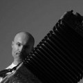 Sofra kao Bruce Willis: Virtuoz na harmonici u novom izdanju pred veliki koncert u Centru Sava!