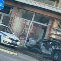 Noćas izgorela tri parkirana vozila na Bulevaru patrijarha Pavla, oštećeni i obližnji lokal i fasada zgrade
