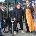 (Paparaco) Bane Vidaković se drži za stub, jedva ustao iz invalidskih kolica Glumca smo uslikali na aerodromu, otežano se…