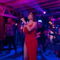 (Video) Šlic do kuka, cirkoni na prorezu: Ceca se u vatreno crvenoj haljini pojavila na koncertu u Ulcinju: Pokazala božansko…