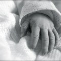 Telo novorođenčeta pronađeno u automobilu u dvorištu kuće: Beba na obdukciji, majka završila u bolnici