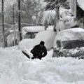 Umiru u automobilima zaglavljenim u snegu "Oluja veka" hara Rusijom, Ukrajinom i Moldavijom (video)