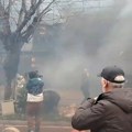 Aktivirane dimne bombe, policija bacala suzavac: Haos na protestu u Prištini: Veterani OVK neće Specijalni sud ni ZSO (video)