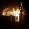Bukti vatra na Karaburmi Vatrogasci se bore sa požarom u Ulici Stevana Dukića