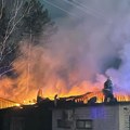 Izgoreo krov na objektu, poznato da li ima povređenih: Detalji požara u Loznici