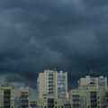 Naoblačenje iz Crne Gore i BiH juri ka Srbiji, oglasio se RHMZ: U ovim delovima se danas očekuju pljuskovi, upaljen meteo…