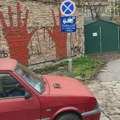 Pred početak protesta u Novom Sadu: Mural krvave ruke kod zgrade suda