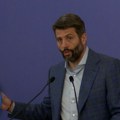 Šapić na izlaznim vratima Dvora, šta mu smeta, ko ga ignoriše?