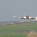 Dramatičan snimak sa aerodroma: Sletanje aviona po oluji ostaviće vas bez reči (video)