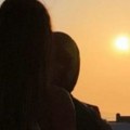 Zgodna pevačica smuvala opasnog frajera: Telo puno tetovaža, a lice mu krije! On je odveo na luks putovanje