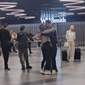 Ljube se, a on je čvrsto drži za struk: Ivana Aleksić sa novim dečkom na aerodromu: Šaputao joj na uvo, ona nije skidala osmeh…