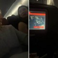 3 другарице ухватиле мушкарца док вара жену у авиону: Узјахала га пред свима, реаговала и стјуардеса