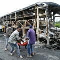 Najmanje 25 ljudi poginulo u Indiji kada se autobus zapalio nakon sudara
