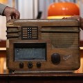 Predratni radio koji je nekada svaka kuća imala danas nema vrednost: Evo za koliko je prodat u emisiji „Keš ili treš“