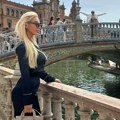 Bojana Lazić žari i pali u Španiji Voditeljka u šik izdanju pozira i nema ko se nije okrenuo za njom: Uživa za sve pare na…