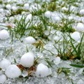 Olujno nevreme sa gradom pogodilo sela u okolini Prijepolja, malinjaci pretrpeli veliku štetu