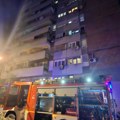 Прве слике са места пожара на Новом Београду: Ватрогасци блокирали улицу, возила не могу да прођу
