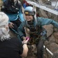 Провела 500 дана сама у пећини без контакта с људима: Ево шта је радила кад су сишли да је извуку (фото)