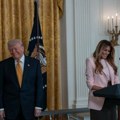 Melanija jednom rečju opisala Trampa i cela sala je prasnula u smeh: A reakcija predsednika SAD obilazi planetu (video)