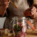 Fermentisane rotkvice su domaći probiotik bez sirćeta i šećera: recept sa pet sastojaka, gotovo za 4–7 dana