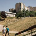 "Зауставите човека, зауставите га!" Драма у Миријеву: Усред дана мушкарац покушао да отме две девојчице: "Вукао их је за руку…
