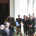Sahranjen Aleksandar Nešović: Okupljeni izjavljivali saučešće porodici i nevenčanoj supruzi, povorka ga ispratila do mesta…