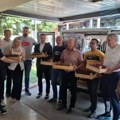 Omladina SNS delila trešnje penzionerima, nije poznato koji su bili kriterijumiza izbor dobitnika džabe trešanja
