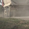 Kamion udario u ogradu porodične kuće kod Čačka: Meštani godinama upozoravaju, šleperi i autobusi svakodnevno prolaze kroz…