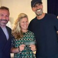 Откривено ко је жена на слици с Клопом која држи увредљиву поруку за Звезду: Отац јој је легенда Партизана