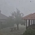 (Video) Nebo se otvorilo nad Srbijom, apokaliptični prizori! Grad veličine teniske loptice tukao bez milosti, vetar iščupao i…