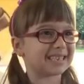 Sećate li se male Leontine i pesmice koju je izmislila prvog dana škole? Evo šta je sa njom 10 godina kasnije - ponovo je…