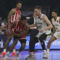Zvezda baš slaba u odbrani, Žalgiris i Valančunas blistaju u Areni - spektakl gledaju Novak i Srđan