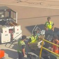 Gledala šta se događa ispod aviona na pisti, odmah je izvadila mobilni i počela da snima: "Kako je ovo dozvoljeno?!" (video)