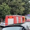 Gori stan u Jablaničkoj ulici! Starija žena unutra, vatrogasci se bore da je izvuku (video)