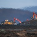 Dramatičan snimak sa islanda: Lava neumoljivo teče prema radnicima i njihovim mašinama: Neumorno danima kopaju rovove kako…