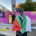 Policija zaustavila aktivistu sa zastavom Palestine ispred Malmo Arene: Nova.rs na licu mesta, evo šta nam je rekao FOTO