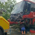 Šestoro zadržano na lečenju u urgentnom: Stanje povređenih u sudaru džipa i autobusa kod Mladenovca