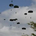 Više od 350 padobranaca skakalo u Normandiji, uoči obeležavanja 80 godina od Dana D