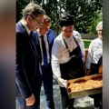 Vučić ugostio Srbe iz Srpske "Po ovoj vrućini najbolje je prase iz furune" (foto)