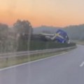 Prevrnuo se šleper na autoputu kod Smedereva, saobraćaj preticajnom trakom (video)