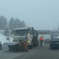 Na Zlatiboru novi snežni talas napravio haos: Formiraju se kolometarske kolone vozila, putari rade punom parom