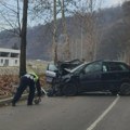 Auto zgužvan stoji nasred puta, delovi rasuti svuda naokolo! Teži udes kod Valjeva, otežan saobraćaj