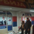 Prekršajne prijave policije za četiri osobe zbog gađanja prostorija SNS jajima i skidanja zastave