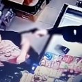 Pogledajte snimak drske pljačke na Južnom bulevaru: Razbojnik nišani ženu, otima sav novac iz kase, pa beži