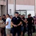 Uoči protesta u Vrbasu se okupili naprednjaci: Stigla policija u opremi za razbijanje demonstracija
