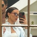Glumica (21) prvi put u javnosti sa usvojenom ćerkom: Zvezda "Stranger Things" uživa u ulozi mlade mame