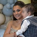 Nadica sva u zlatnom na rođendanu sina: Pevačica "grmi" u mini haljini, muž milioner se ne odvaja od nje