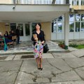 Suzana Rogan ponovo u školi: Osmesi i cveće za odvažnu profesorku