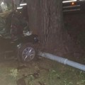 Mladić (27) poginuo u Kraljevu! "BMW"-om se zakucao u znak, pa u drvo: Automobil potpuno smrskan, policija na terenu (foto)